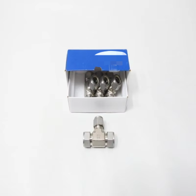 SwageloK Box of 4 New SS-1010-3 Stainless Tee 5 8in Tube X 5 8in Tube X 5 8in Tube