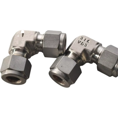 SwageloK Lot of 2 NEW 316-VD3 90 Deg Fittings 0.375 3 8