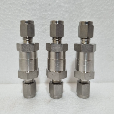 SwageloK SS-CHS6-1, 3/8 OD POPPET CHECK VALVE, 6000 PSI (413 BAR); LOT of 3 PC